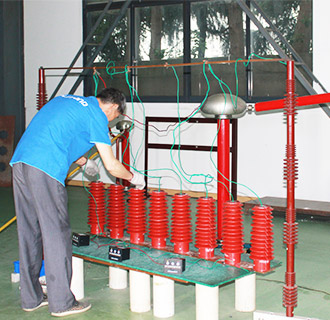 Испытание изоляторов из эпоксидной смолы